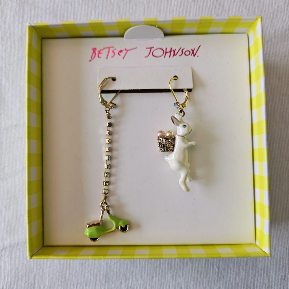 BNWB Betsey Johnson White Bunny and Lime Green Scooter Drop Earrings